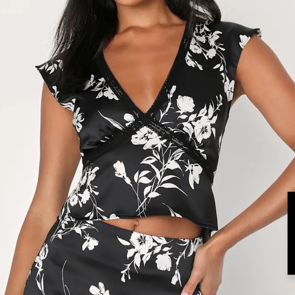 NWT Lulus Divinely Chic Black Floral Print Satin Tie-Back Cap Sleeve Top